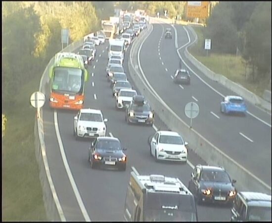 FOTO: Naporno popoldne na avtocestah, zastoji, tudi po 10 km