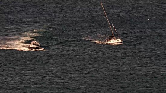 FOTO: V slovenskem morju jadrnica v slabem vremenu potrebovala pomoč