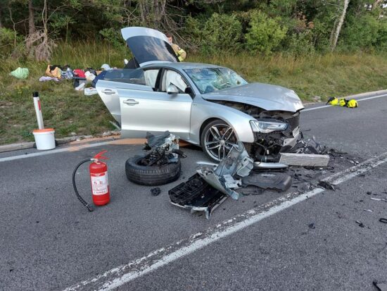 FOTO: Audi v razbitinah, ujetim v pločevini na pomoč s štirimi reševalnimi vozili