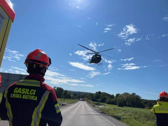 Reševalci s helikopterjem na pomoč na gorsko hitrostno dirko