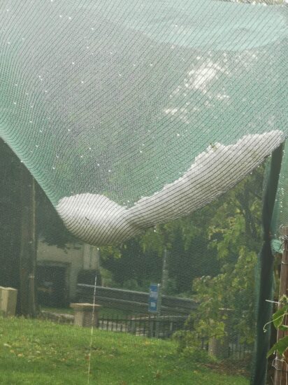 Neurje odkrivalo strehe in rušilo drevesa, ogrožala so objekte