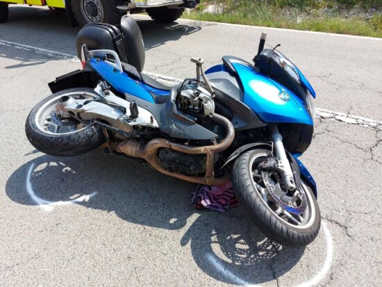 V nesreči voznik motornega kolesa