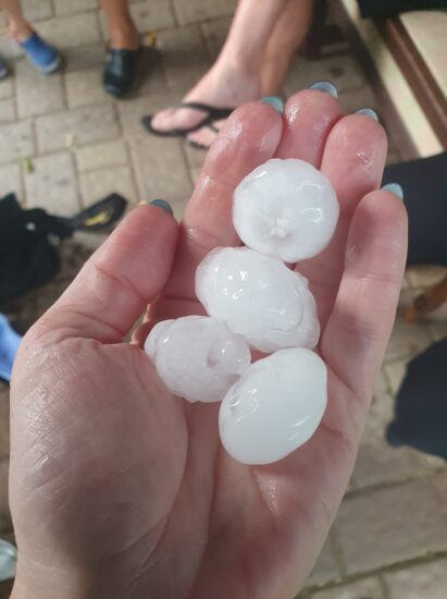 FOTO: Velika zrna toče prizadela dele države