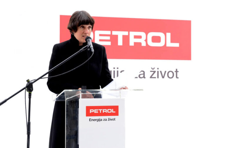 Kako je Nada Drobne Popović v prvem letu na prestolu državnega Petrola prepolovila dobiček in na novo zaposlila 182 ljudi