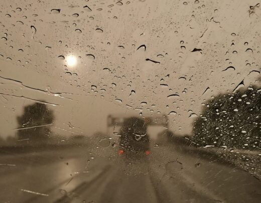 Oslabljena vremenska fronta je dosegla Alpe, nižine bo prekrila megla