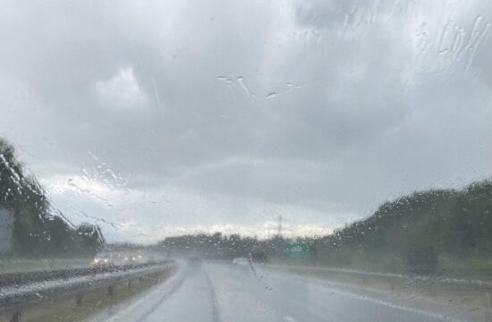 Danes deževno, s temperaturami do 18 °C, jutri čez dan le do 14 °C