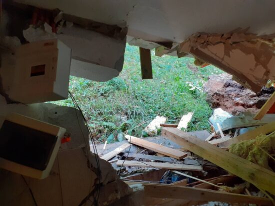 FOTO: Kosa skale priletela v hišo, v njej je bila ženska