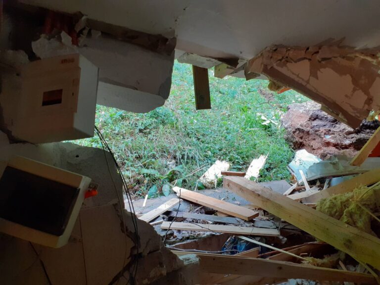 FOTO: Kosa skale priletela v hišo, v njej je bila ženska