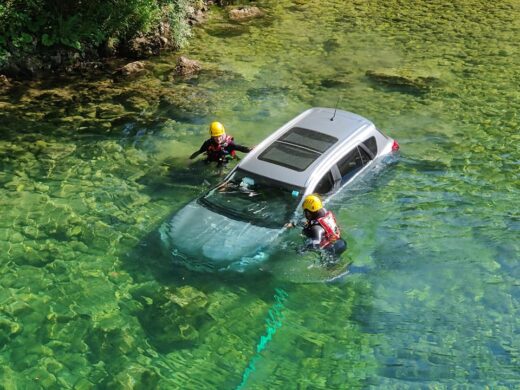 Na Grajski prebila ograjo in zapeljala v reko
