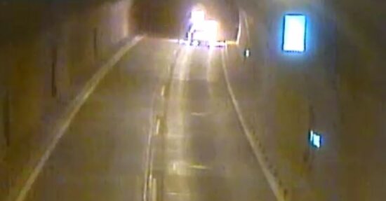 FOTO: Izredne razmere v predoru Kastelec, avtocesta zaprta v obe smeri!