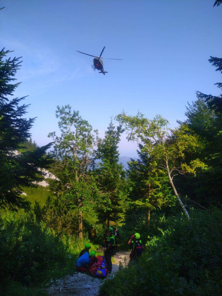 Grozljivo, umrl pri padcu v grapo