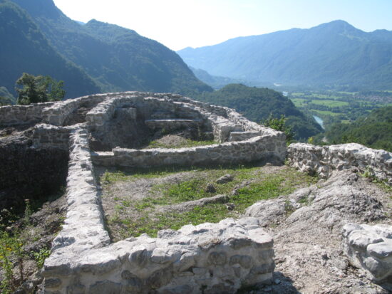 Pri sestopu s Tonovcovega gradu padla preko previsa