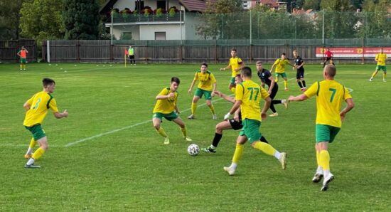 Grozljiv napad Green Dragonsov v Škofji Loki, tekma prekinjena, trije nogometaši poškodovani
