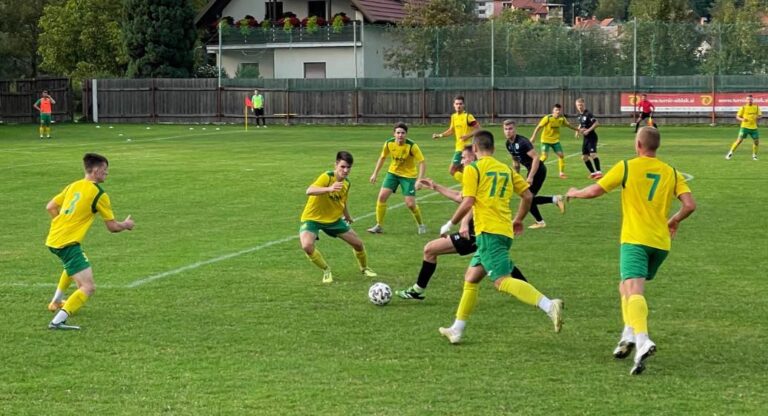 Grozljiv napad Green Dragonsov v Škofji Loki, tekma prekinjena, trije nogometaši poškodovani
