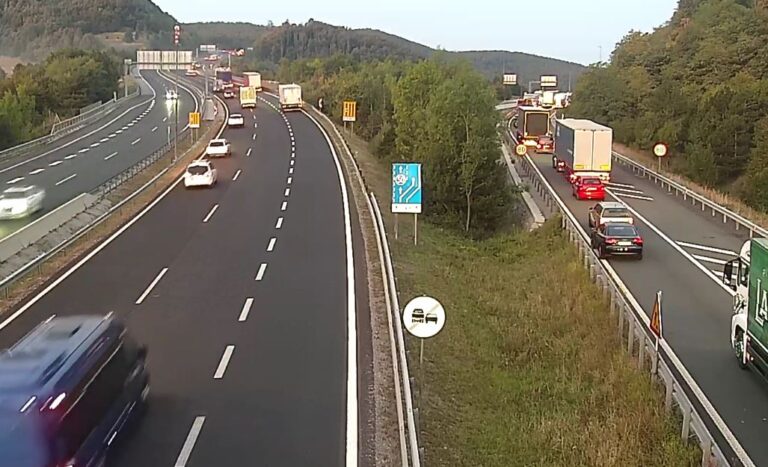 FOTO: Nesreča na hitri cesti, vozišče zaprto iz smeri Kopra in Ljubljane