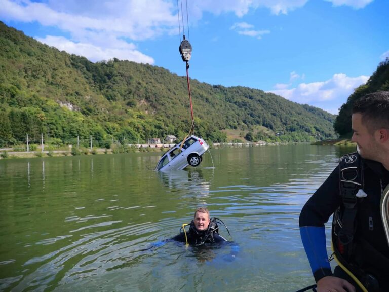 Vozilo v reko, potopilo se je, v njem pa voznik