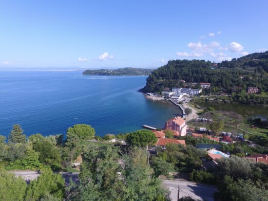 Pogrešan na slovenski obali: 11-letnik izginil med letovanjem s šolo, v zrak helikopter