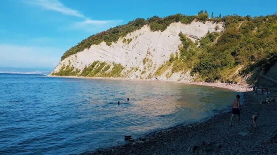 Pri Strunjanu zdrsnila preko klifa