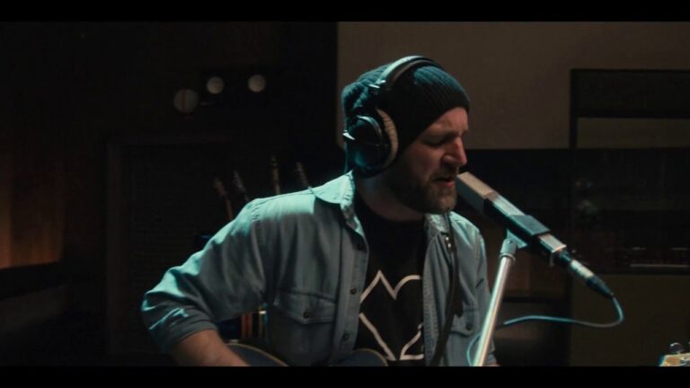 Slovenski glasbenik nad nasprotnike cepljenja: Trije okuženi. Bravo debil!