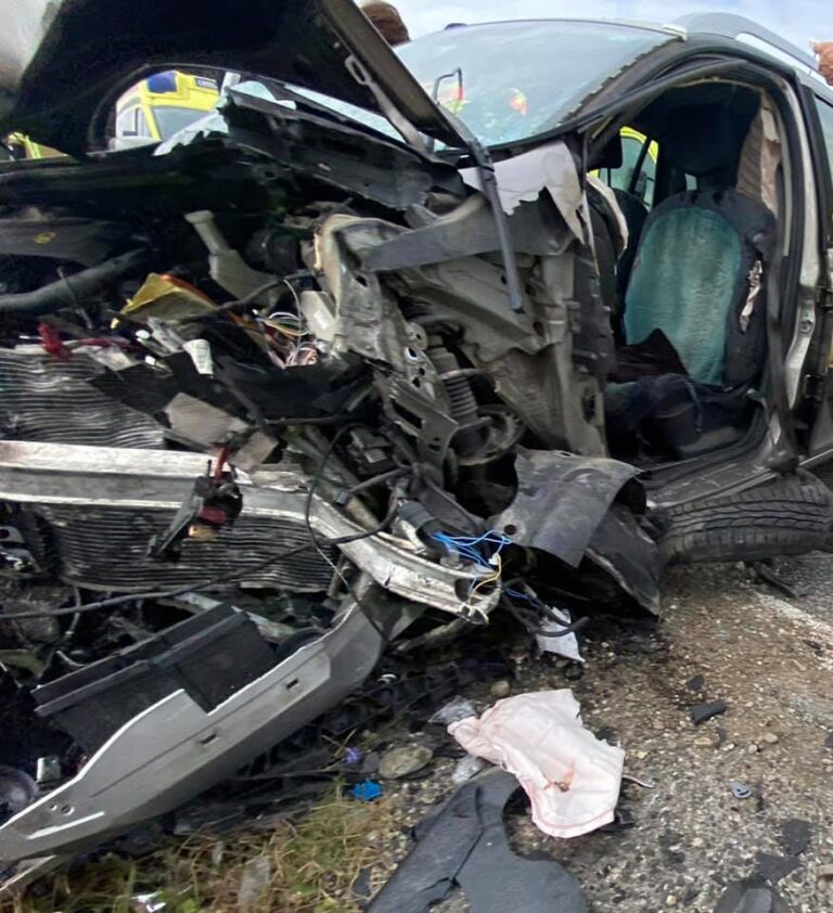 Voznik osebnega vozila je bil na kraju mrtev, morali so ga rešiti s tehničnim posegom