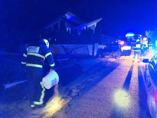 Z avtom razbil kopalnico