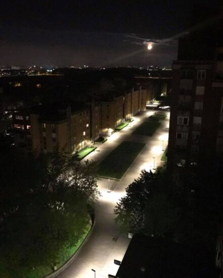 Sredi noči prebivalce stolpnice na Bratovševi ploščadi evakuirali na avtobus