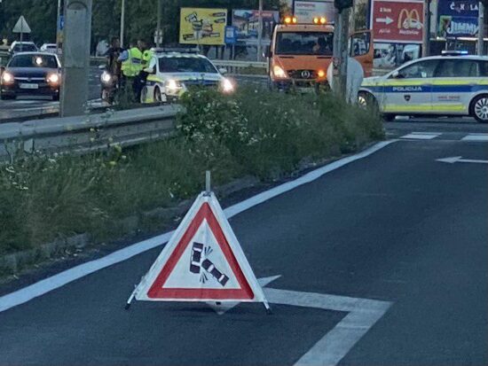 Strašna usoda servisnega delavca: S tovornjakom je zapeljal čez njega, na mestu je bil mrtev