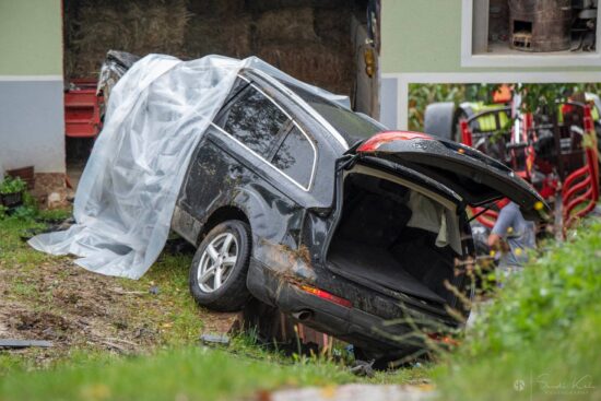 Audi Q7 v nesreči, v kateri je bilo udeležnih 11 oseb, en je umrl, vozil 17-letnik