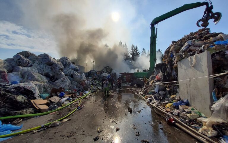 FOTO: Požar odpadkov več kot 5 ur krotilo 58 gasilcev, zmanjkalo vode