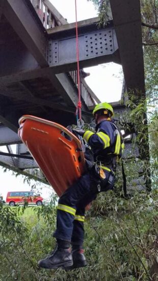 Strašna sobota v Samotorici, občanka zgrmela 20 metrov v globino