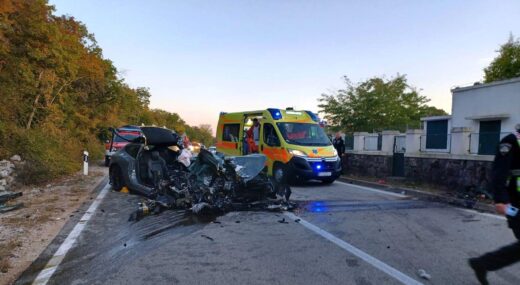 FOTO: Huda nesreča na Krku, Slovenec se je s Ferrarijem zabil v zid