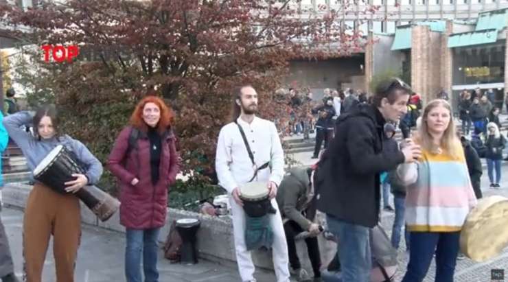 VIDEO: Komedija sredinih proticepilcev v Ljubljani! Pljuvali zdravnike, ko se je onesvestila protestnica, so klicali zdravnika