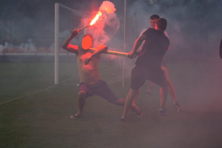 Policija prosi za pomoč! Če prepoznate osebe s fotografij, pokličite 113