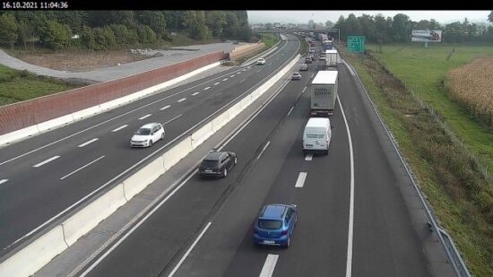 FOTO: Zaradi nesreče oviran promet proti Ljubljani, pot se podaljša za kar 40 minut