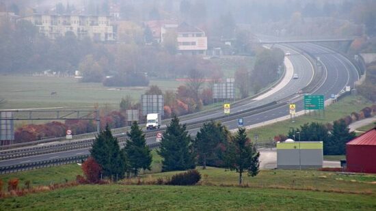 Zaprta avtocesta proti Ljubljani: Po trčenju naletelo še tovorno vozilo