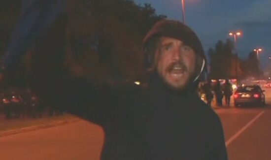 Ga prepoznate? To je huligan, ki je na protestih naredil več kaznivih dejanj