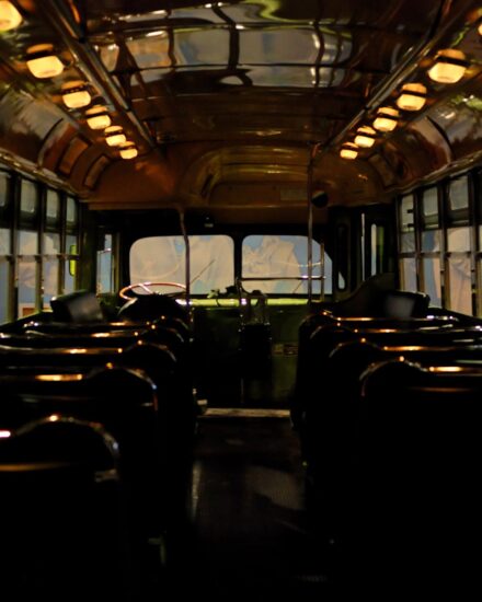 Noro, kaj se ji je ponoči zgodilo na avtobusu, na pomoč policija