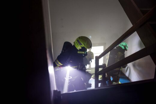 Merili prisotnost nevarnih plinov, v stanovanju našli truplo