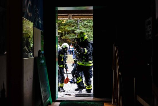 Hud požar v hiši v Ljubljani, odpeljali 5 oseb, eno invalidno in 2 policista, ki sta pomagala reševati