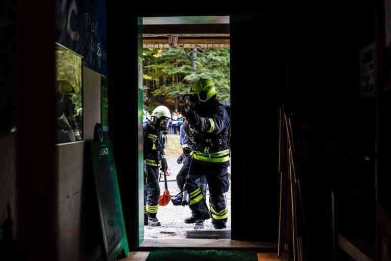 Hud požar v hiši v Ljubljani, odpeljali 5 oseb, eno invalidno in 2 policista, ki sta pomagala reševati