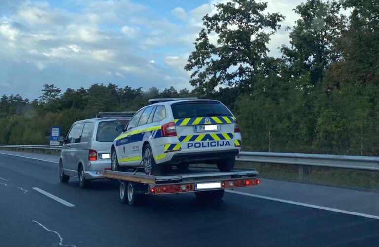 Pobegnil policiji: Poškodoval dva policista, uničil policijski avto, v zraku helikopter