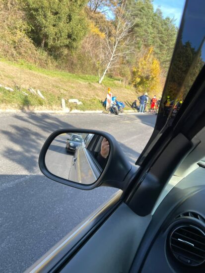FOTO: Po trčenju z avtomobilistom poškodovan motorist