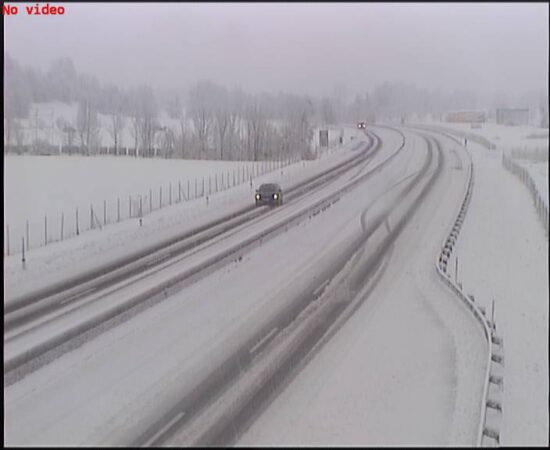 FOTO: Noro jutro na avtocesti A2: Posnetki pričajo, kako je zasnežena, in je komu že spodrsnilo