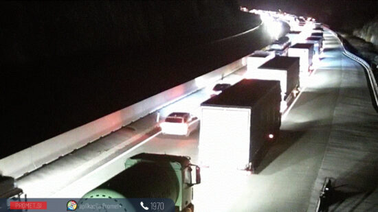 Srhljivka na avtocesti: Tovornjak prebil beton in zaščitno ograjo in se zaletel v avto