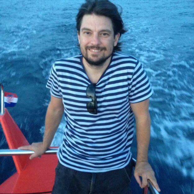 Preučeval je Miloševićeve metode, pred glasovanjem o interpelaciji skozi zapis žuga upokojencu, kaj bo, ko se vrne domov