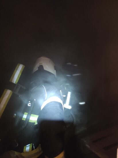 Ob 1.53 javljalnik povišane vrednosti ogljikovega monoksida stanovalce pregnal iz postelj in objekta