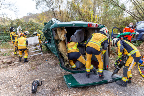 Huda nesreča, z avtom v drevo, v njem pa 4 potniki