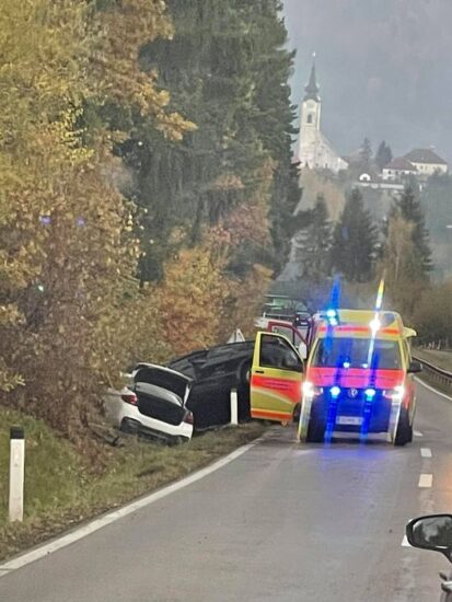 Ob 16.15 tako silovito počilo, da sta dve osebi ostali ujeti v pločevini, odpeljali tri