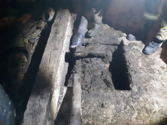 FOTO: Pogrešal jo je dva dni, nato je v odprtini opazil nogo