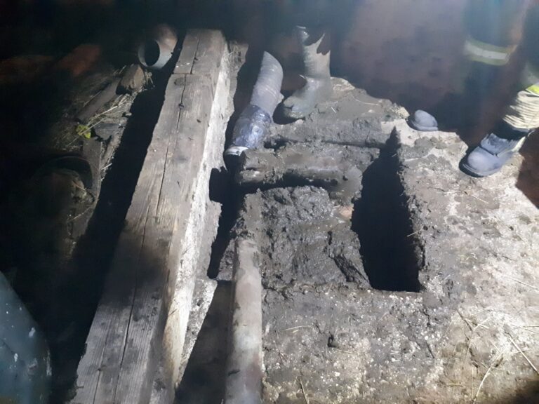 FOTO: Pogrešal jo je dva dni, nato je v odprtini opazil nogo